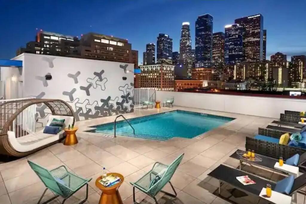 Cozy 3bed With Balcony & A Rooftop Pool * Los Angeles