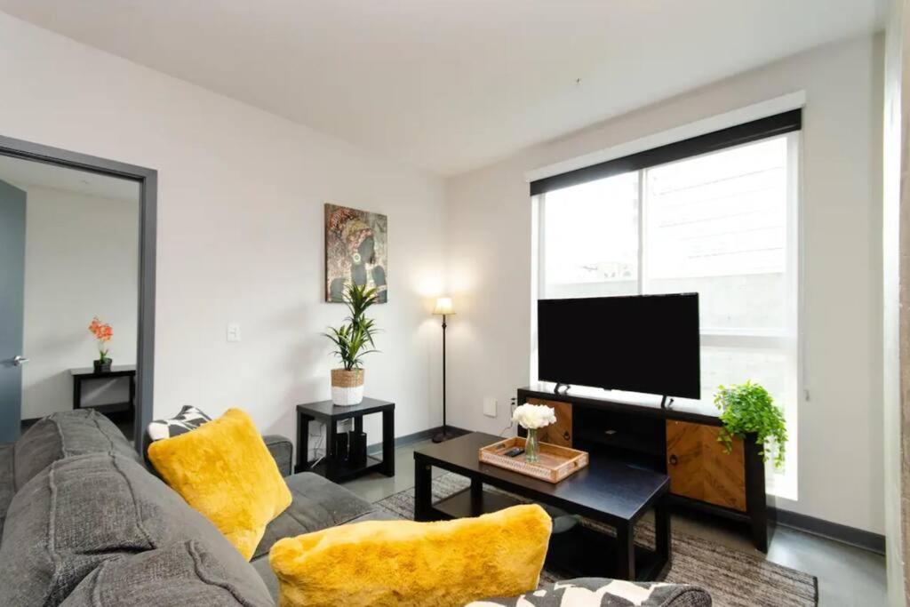 Cozy 3bed With Balcony & A Rooftop Pool Apartment *