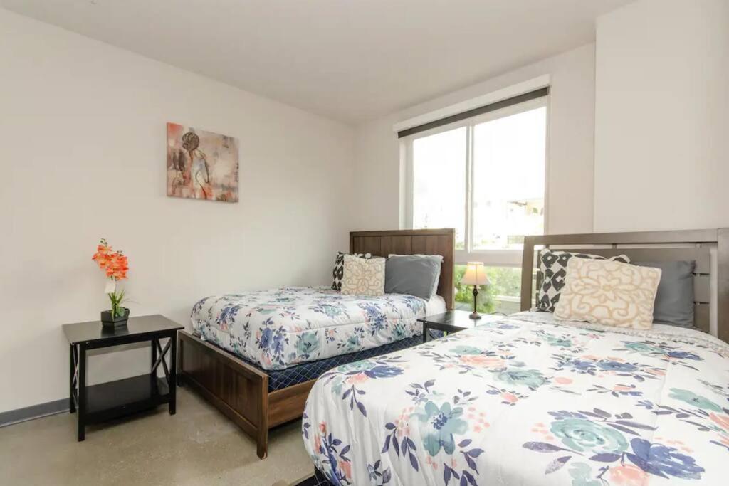 Cozy 3bed With Balcony & A Rooftop Pool * Los Angeles