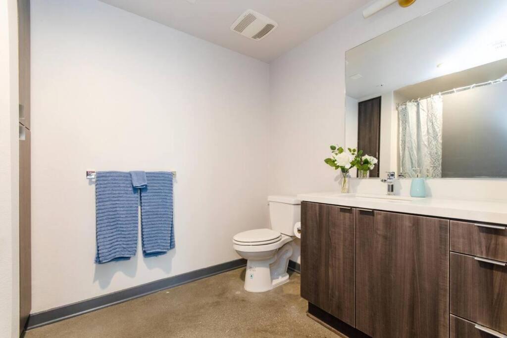 Cozy 3bed With Balcony & A Rooftop Pool * Los Angeles